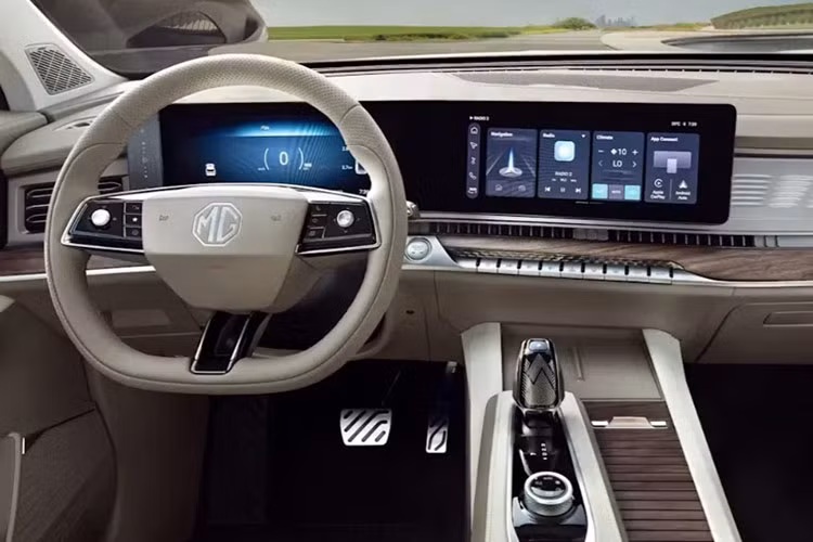 Nội thất của xe dự đoán sẽ tối giản và công nghệ hóa với màn hình lớn kéo dài từ bảng đồng hồ sang khu vực người ngồi bên phụ trước, tổng kích thước của ba màn hình này lên tới 47 inch và MG không tiết lộ kích thước chi tiết của từng màn hình.