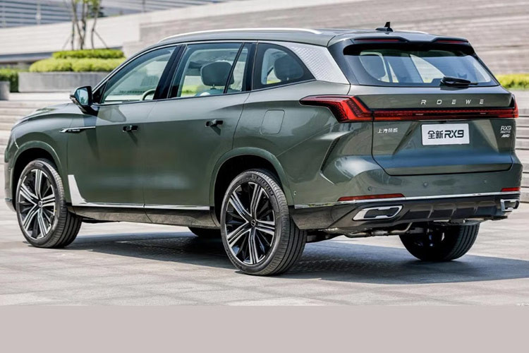 Hiện tại ở Trung Đông, thương hiệu xe MG cũng đang bán một mẫu SUV cỡ lớn có tên MG RX9. Xe sở hữu ngoại thất y hệt Roewe nhưng nội thất lại được tinh chỉnh đôi chút.