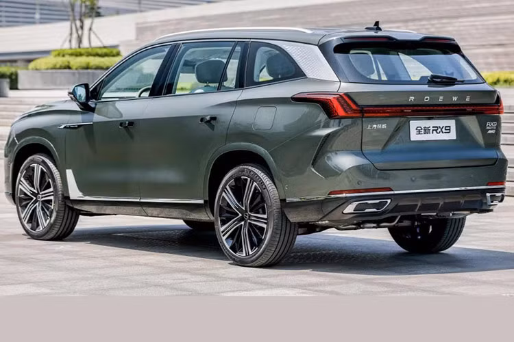 Hiện tại ở Trung Đông, thương hiệu xe MG cũng đang bán một mẫu SUV cỡ lớn có tên MG RX9. Xe sở hữu ngoại thất y hệt Roewe nhưng nội thất lại được tinh chỉnh đôi chút.