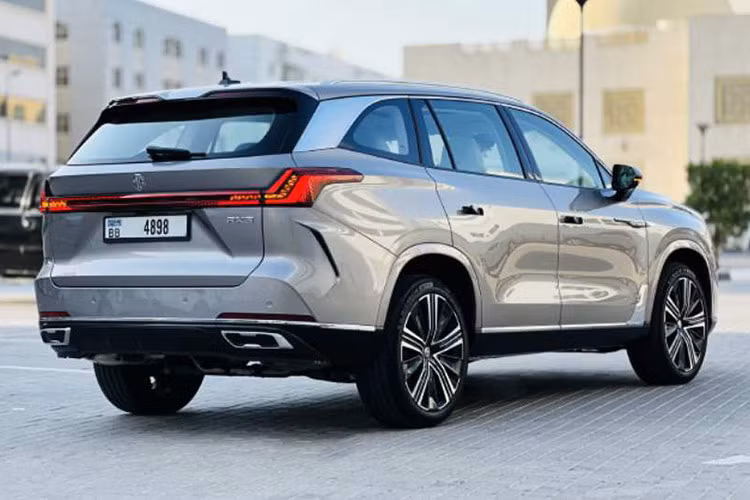 Cung cấp sức mạnh cho MG QS khả năng là động cơ 2.0L xăng tăng áp 4 xy-lanh cho công suất 239 mã lực và mô men xoắn 392 Nm. Động cơ đi cùng hộp số tự động 9 cấp và hệ dẫn động cầu trước mặc định hoặc 2 cầu cao cấp.