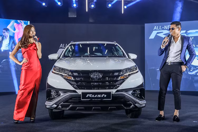 Không lâu sau khi mẫu xe Toyota Rush mới được giới thiệu và mở bán tại Việt Nam hồi 25/9/2018 thì phiên bản mới của xe 6 chỗ giá rẻ này cũng đã chính thức ra mắt tại thị trường Malaysia.