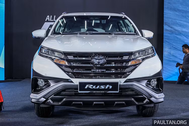 Tổng thể xe Rush bản nâng cấp 2019 khiến xe trông lớn hơn và rộng hơn so với thế hệ trước. Điều này được khẳng định qua kích thước lớn hơn ở mọi mặt của xe. Cụ thể, xe sở hữu chiều dài x rộng x cao lần lượt là 4.435 x 1.695 x 1.705 mm (chiều dài trục cơ sở 2.685 mm).