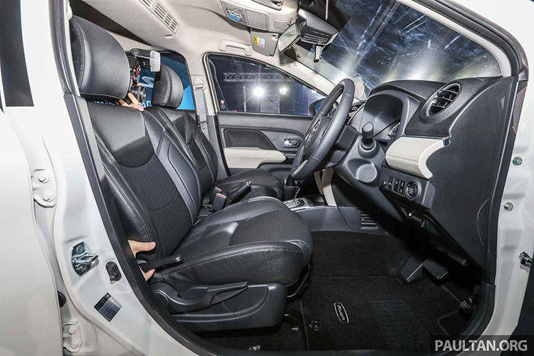 SUV 6 chỗ Toyota Rush bản nâng cấp mới thực tế là phiên bản song sinh của Daihatsu Terios và rất quen thuộc với khách hàng ở hai thị trường Đông Nam Á là Indonesia và Malaysia. Nhưng trong khi phiên bản 2018 đồng nghĩa việc Terios đã ở thế hệ thứ ba, thì Rush mới sang thế hệ thứ hai.