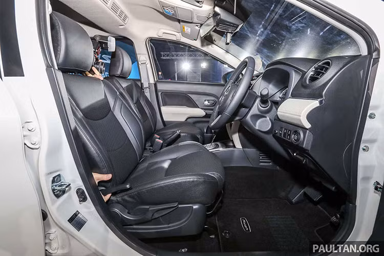 SUV 6 chỗ Toyota Rush bản nâng cấp mới thực tế là phiên bản song sinh của Daihatsu Terios và rất quen thuộc với khách hàng ở hai thị trường Đông Nam Á là Indonesia và Malaysia. Nhưng trong khi phiên bản 2018 đồng nghĩa việc Terios đã ở thế hệ thứ ba, thì Rush mới sang thế hệ thứ hai.