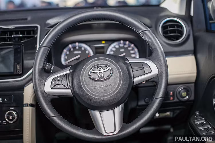 Các trang bị đáng kể trên mẫu xe Toyota Rush 2019 nâng cấp mới này bao gồm: màn hình DVD-AVX 6,8 inch, điều hòa nhiệt độ 1 vùng khí hậu với khe gió phía sau, màn hình Panoramic với 4 camera, chìa khóa thông minh &amp; khởi động bằng nút bấm...