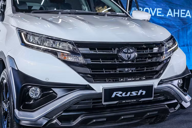 Về ngoại hình, mẫu xe Toyota Rush 6 chỗ mới này được thiết kế phần đầu lại hoàn toàn so với đời cũ. Những đường nét thiết kế của xe bị ảnh hưởng nhiều bởi dòng xe "đàn anh" Fortuner đang bán ra tại một số thị trường.