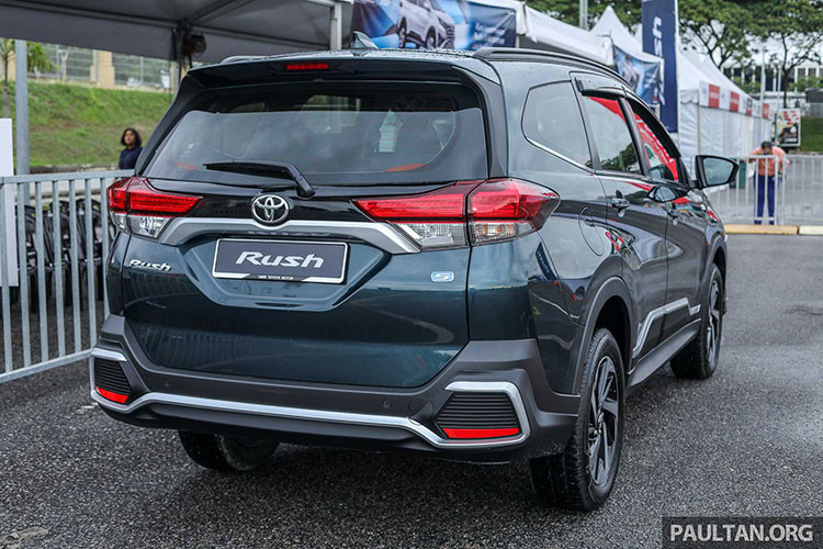 Toyota Rush vừa ra mắt tại Việt Nam thuộc phân khúc crossover lai MPV, một xu hướng mới trên thị trường Việt Nam. Xe cạnh tranh trực tiếp với Mitsubishi Xpander ra mắt cách đây không lâu. Tuy nhiên, Rush chỉ có phiên bản số tự động, nhắm tới nhóm khách hàng cá nhân, còn Xpander có cả phiên bản số sàn và số tự động. 