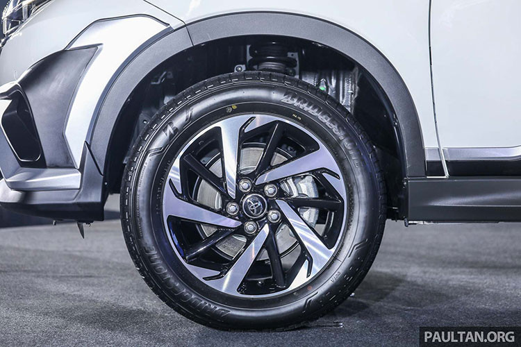 Hông xe nổi bật với những đường dập hướng lên cao cùng viền bạc ở cửa. Xe sử dụng bộ mâm 17 inch và lốp 215/60. Cụm đèn hậu của xe lớn, nối liền với logo giữa đuôi bằng mảng đen khá đẹp mắt.