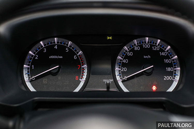 Về an toàn, Toyota Rush bản nâng cấp 2019 này vẫn được trang bị 6 túi khí, cảnh báo điểm mù, cảnh báo phương tiện băng qua phía sau, cân bằng điện tử, hệ thống phòng tránh va chạm, phanh ABS, EBD. Hệ thống phòng tránh va chạm chỉ được trang bị trên bản 1.5S.