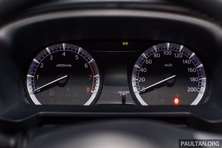 Về an toàn, Toyota Rush bản nâng cấp 2019 này vẫn được trang bị 6 túi khí, cảnh báo điểm mù, cảnh báo phương tiện băng qua phía sau, cân bằng điện tử, hệ thống phòng tránh va chạm, phanh ABS, EBD. Hệ thống phòng tránh va chạm chỉ được trang bị trên bản 1.5S.