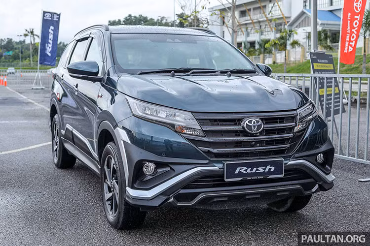 Tại thị trường Việt Nam, mẫu xe Toyota Rush 7 chỗ ngồi có giá bán đề xuất đắt hơn, ở mức 668 triệu đồng, còn Mitsubishi Xpander là 620 triệu đồng. Tuy nhiên cả 2 mẫu xe này đang bị nâng giá tại các đại lý, Toyota Rush là 30-40 triệu đồng và Mitsubishi Xpander là 30 triệu đồng.
