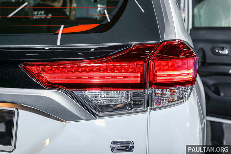 Các chi tiết khác ở ngoại hình xe như; lưới tản nhiệt 4 thanh ngang, đèn pha LED mỏng, đèn viền chạy ban ngày và đèn báo rẽ. Ở phiên bản 1.5S, xe được trang bị thêm đèn sương mù và khe hút gió giả. Tổng thể thiết kế tạo nên một chữ X độc đáo ở mặt trước cho Toyota Rush.