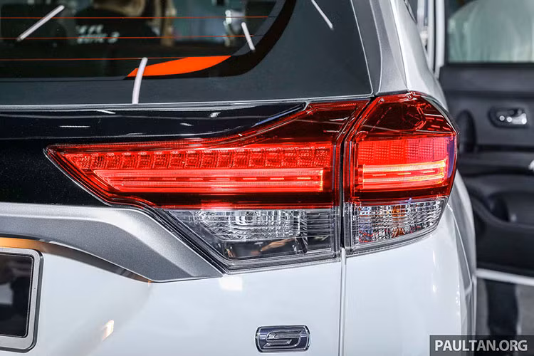 Các chi tiết khác ở ngoại hình xe như; lưới tản nhiệt 4 thanh ngang, đèn pha LED mỏng, đèn viền chạy ban ngày và đèn báo rẽ. Ở phiên bản 1.5S, xe được trang bị thêm đèn sương mù và khe hút gió giả. Tổng thể thiết kế tạo nên một chữ X độc đáo ở mặt trước cho Toyota Rush.