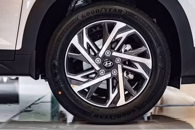 Bên cạnh đó, Hyundai cũng mở rộng tùy chọn màu sắc cho Creta 2025 khi hai gam màu xám mờ Titan và xanh dương Starry Night giờ đây có mặt trên tất cả các phiên bản, giúp khách hàng có nhiều sự lựa chọn hơn về phong cách.