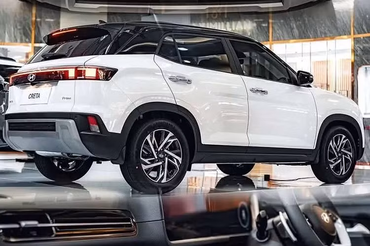 Trong khi đó, Hyundai Creta 2025 bản SX Premium có những nâng cấp đáng giá như ghế trước có thông gió, ghế lái chỉnh điện 8 hướng, hệ thống âm thanh cao cấp Bose với 8 loa, cùng với ghế ngồi bọc da sang trọng.