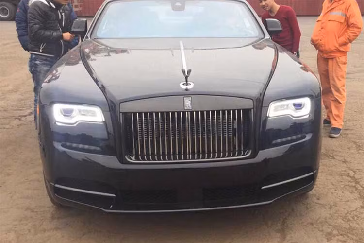 Rolls-Royce Wraith Black Badge là mẫu siêu sang độc đáo mà thương hiệu xe sang Anh quốc tạo ra dành cho những chủ nhân đặc biệt. Về thiết kế, Wraith Black Badge tạo điểm nhấn khác biệt so với phiên bản tiêu chuẩn bằng màu sơn đen bóng nhiều lớp được làm hoàn toàn thủ công.