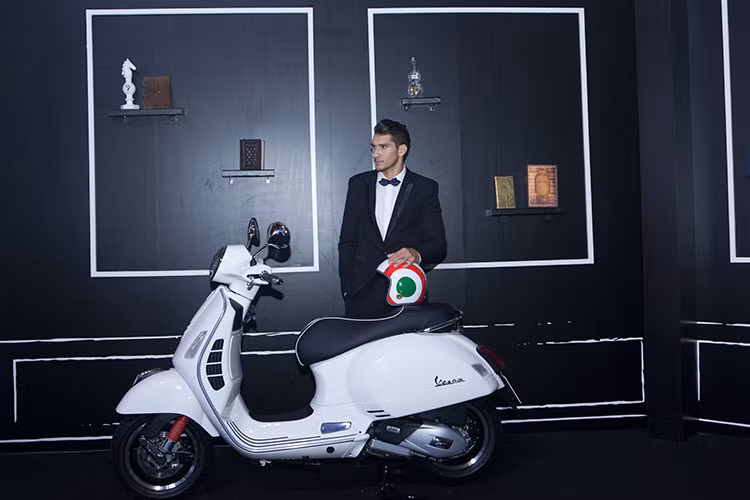 Xe sở hữu kích thước dài 1.950 mm, rộng 740 mm. Trọng lượng không tải 160 kg, dung tích bình xăng khoảng 9 lít. Vespa GTS mới không có nhiều thay đổi về thiết kế so với phiên bản cũ. Bù lại, Vespa GTS mới được bổ sung nhiều tính năng, công nghệ hiện đại và an toàn hơn.