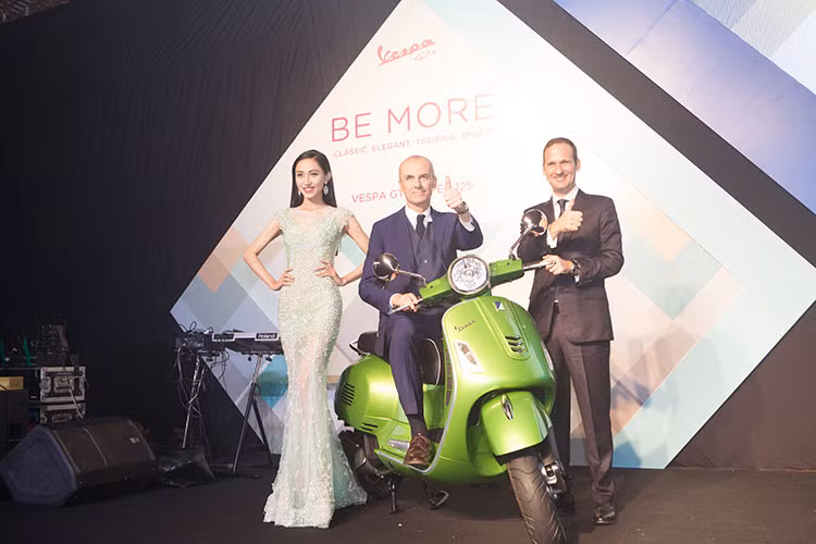 Như vậy, so với đối thủ trực tiếp là Honda SH300i có giá chính hãng 248 triệu, mẫu xe tay ga Vespa GTS 300 mới sở hữu mức giá rẻ hơn gấp đôi và hứa hẹn tạo sự đột phá trong phân khúc xe tay ga phân khối lớn.