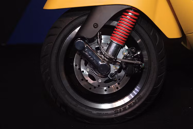 Phiên bản Vespa GTS 125 sử dụng động cơ iGet xy-lanh đơn, 4 kỳ, làm mát bằng dung dịch, phun xăng điện tử, dung tích 124,7 cc của Vespa GTS 125 tạo ra công suất tối đa 12 mã lực và mô-men xoắn cực đại 11,5 Nm.