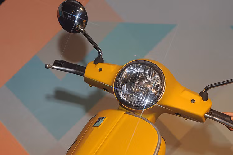 Về thiết kế tổng thể, mẫu xe Vespa GTS 2017 mới sẽ được bổ sung đèn định vị ban ngày dạng LED ở phía trước. Tuy nhiên, đèn pha của Vespa GTS vẫn là loại dùng đèn sợi đốt thông thường. Trong khi đó, hốc gió trước được thiết kế dạng mang cá 3 khứa tương tự những người anh em Vespa Primavera, Sprint và cả 946.