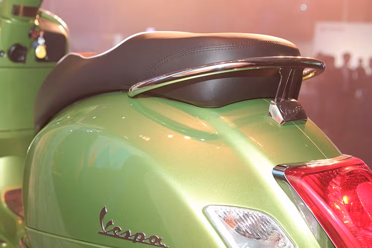 Những trang bị nổi bật của mẫu xe tay ga Vespa GTS mới tại thị trường Việt Nam bao gồm hệ thống chống bó cứng phanh ABS 2 kênh và công nghệ chống trơn trượt ASR tương tự 946. Trên tay lái bên phải có công tắc bật/tắt hệ thống ASR và ngắt máy tạm thời khi xe dừng, đỗ Start/Stop giúp tiết kiệm xăng cùng bầu ống xả và yên kiểu mới.