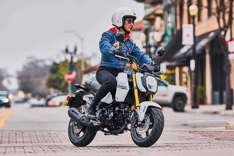 Giá xe Honda Grom 2025 tại Nhật Bản được bán ra từ 390.500 yên (tương đương khoảng 65,36 triệu đồng), kèm 2 màu sắc mới: Trắng ngọc trai và Đen thuốc súng.