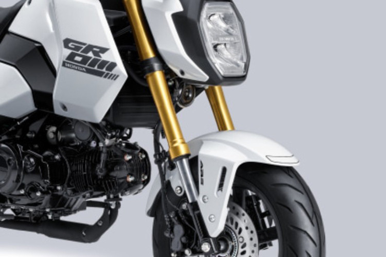 Bộ vành của xe được thiết kế dạng hợp kim 5 chấu hợp kim sơn đen kích thước 12 inch, đi kèm là bộ lốp béo có kích thước 120/70 và 130/70 lần lượt cho bánh trước và sau của xe.