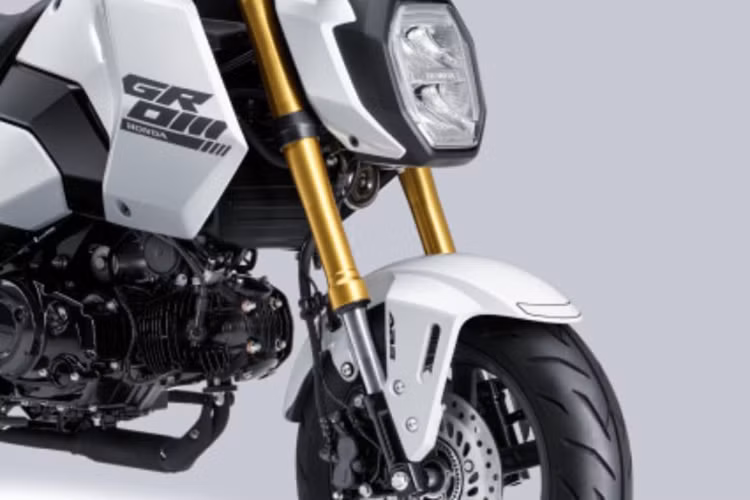 Bộ vành của xe được thiết kế dạng hợp kim 5 chấu hợp kim sơn đen kích thước 12 inch, đi kèm là bộ lốp béo có kích thước 120/70 và 130/70 lần lượt cho bánh trước và sau của xe.