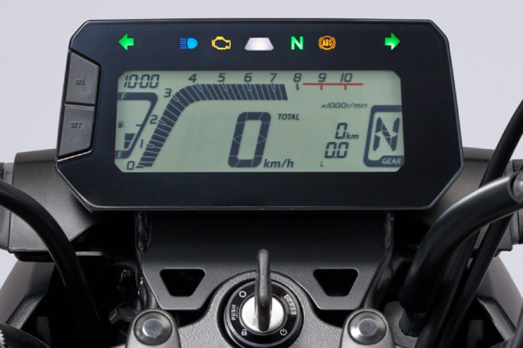 Trang bị bao gồm: hệ thống đèn LED, màn hình LCD kỹ thuật số, phanh ABS với G-Sensor giúp phân bổ lực phanh đều từ trước ra sau, bình nhiên liệu dung tích 6 lít cho hành trình khá dài,...