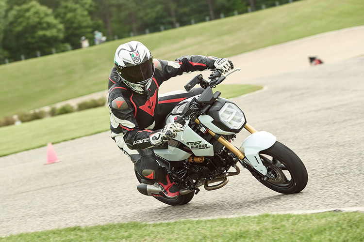 Ngoài ra, còn có một phiên bản đặc biệt đi kèm với nhiều phụ kiện và mẫu Race Base dành cho các tay đua. Phiên bản đua này loại bỏ các bộ phận không cần thiết để tối ưu hóa hiệu suất động cơ cho đường đua.