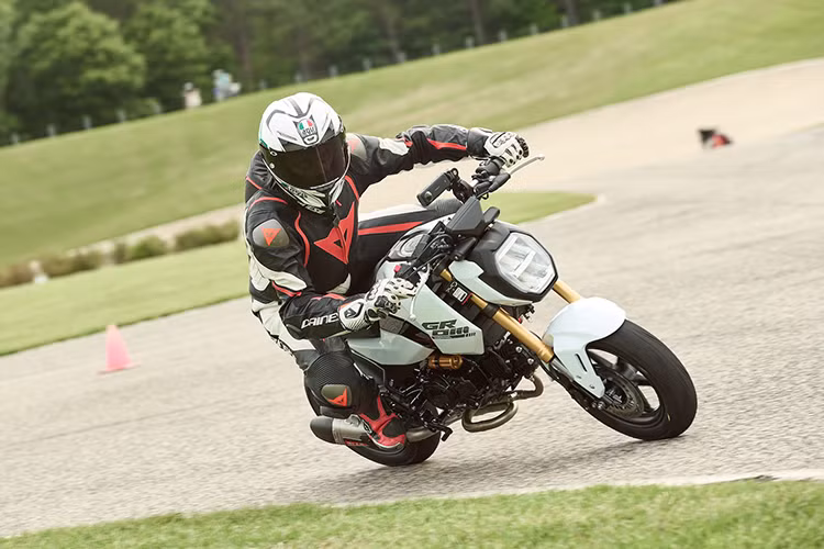 Ngoài ra, còn có một phiên bản đặc biệt đi kèm với nhiều phụ kiện và mẫu Race Base dành cho các tay đua. Phiên bản đua này loại bỏ các bộ phận không cần thiết để tối ưu hóa hiệu suất động cơ cho đường đua.