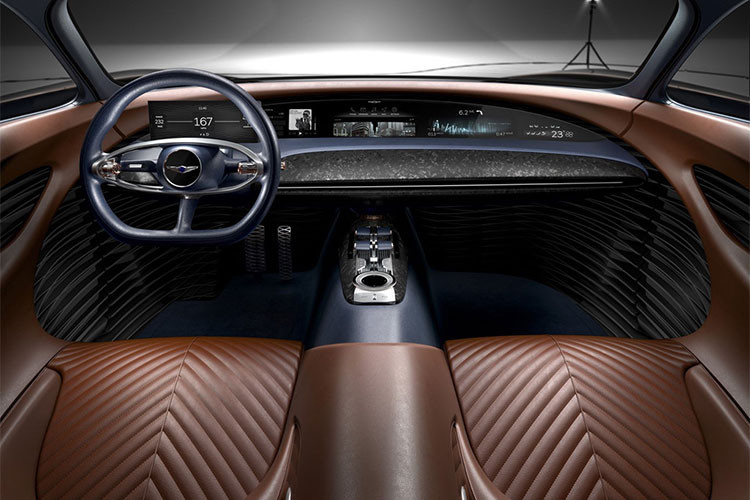 Genesis Essentia Concept còn gây ấn tượng bởi cửa xe mở lật lên theo kiểu cánh bướm đặc trưng của những siêu xe hàng đầu thế giới hiện nay. Bên cạnh đó, cửa xe của Essentia còn có chức năng nhận diện chủ nhân thông qua công nghệ nhận diện khuôn mặt và vân tay.