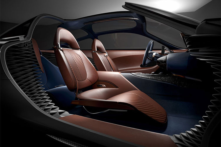 Bên trong xe, nội thất của Essentia được tối giản hoàn toàn bảng điều khiển trung tâm thông thường. Thay vào đó là một cụm điều khiển trên bệ trung tâm, điều hướng và truy cập các thông tin trên màn hình hiển thị đa thông tin chạy suốt chiều ngang táp-lô. Màn hình này còn hoạt động như kính chiếu hậu nhờ thông tin truyền về từ camera phía sau.