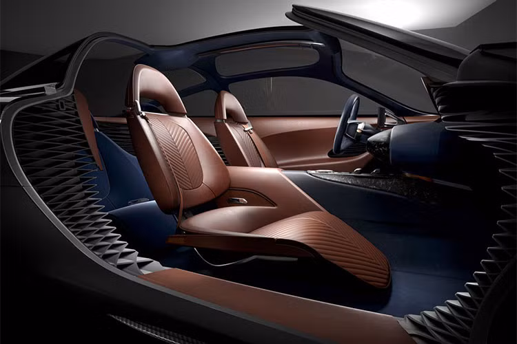 Bên trong xe, nội thất của Essentia được tối giản hoàn toàn bảng điều khiển trung tâm thông thường. Thay vào đó là một cụm điều khiển trên bệ trung tâm, điều hướng và truy cập các thông tin trên màn hình hiển thị đa thông tin chạy suốt chiều ngang táp-lô. Màn hình này còn hoạt động như kính chiếu hậu nhờ thông tin truyền về từ camera phía sau.