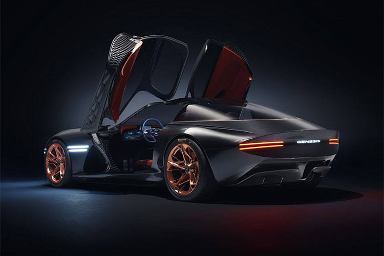 Essentia Concept là mẫu siêu xe đầu tiên của Hyundai sử dụng hệ thống khung thân và khung gầm liền khối, được gia công từ sợi carbon. Ở phía trước, nắp ca-pô bằng kính để lộ ra thiết kế hệ thống treo dạng tay đòn đẩy lạ mắt. Phần lưới tản nhiệt có hình dáng viên kim cương độc đáo.