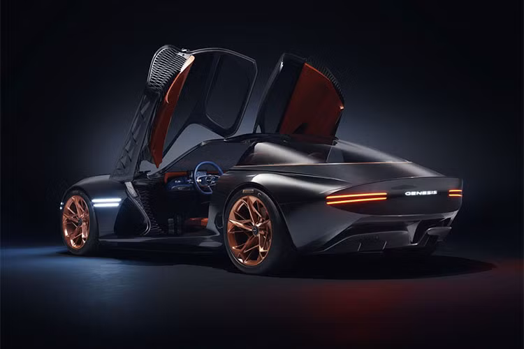 Essentia Concept là mẫu siêu xe đầu tiên của Hyundai sử dụng hệ thống khung thân và khung gầm liền khối, được gia công từ sợi carbon. Ở phía trước, nắp ca-pô bằng kính để lộ ra thiết kế hệ thống treo dạng tay đòn đẩy lạ mắt. Phần lưới tản nhiệt có hình dáng viên kim cương độc đáo.