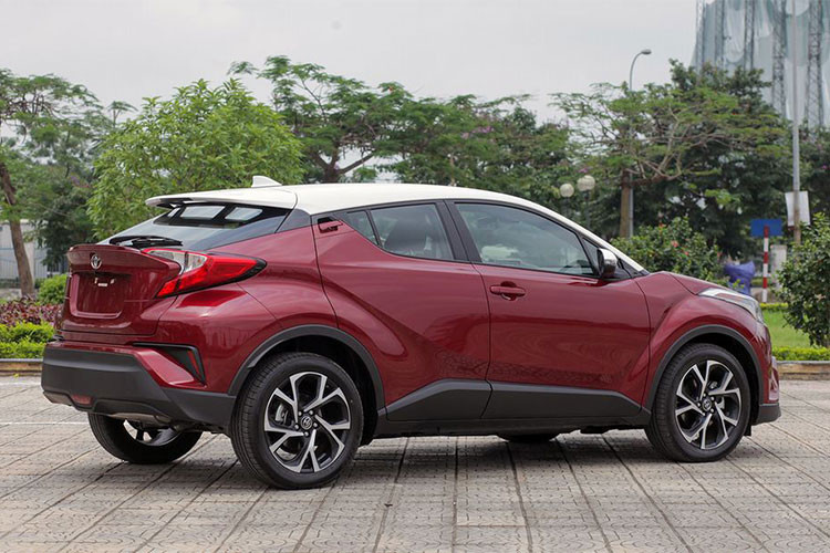 Xe sở hữu kích thước khá khiêm tốn bao gồm; dài x rộng x cao lần lượt là 4360 x 1795 x 1565 mm. Tương tự như các phiên bản từng được giới thiệu tại nhiều thị trường khác trên thế giới, chiếc Toyota C-HR về Việt Nam được thiết kế dựa trên nền tảng kiến trúc TNGA (Toyota New Global Architecture) hoàn toàn mới của Toyota.