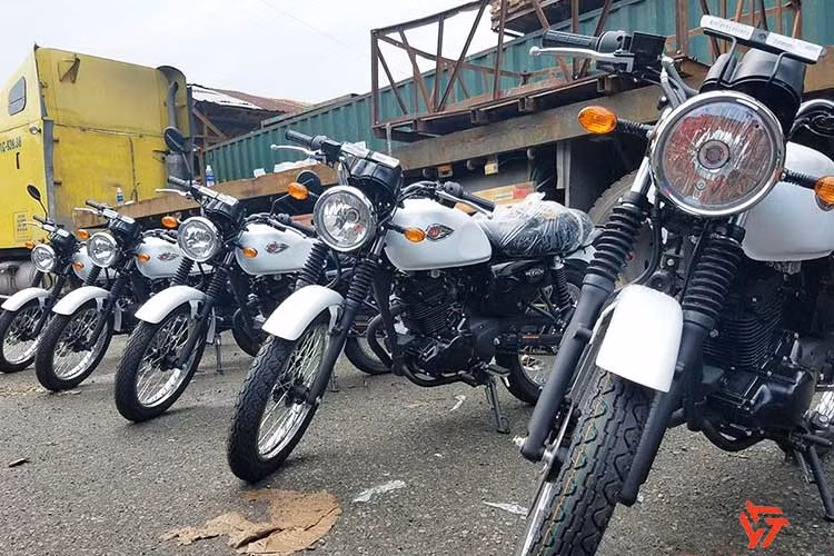 Gần hai tháng sau khi ra mắt tại Indonesia, lô hàng đầu tiên của mẫu xe môtô Kawasaki W175 đã có mặt tại Việt Nam với giá bán 60 triệu đồng.