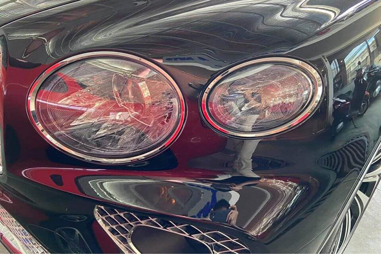 Chiếc Bentley Bentayga V8 First Edition này có biển số liên quan đến năm sinh của thiếu gia Đỗ Vinh Quang, 2/3 thân xe được sơn màu đỏ sẫm cá tính và đã làm nên thương hiệu cho Bentley Bentayga bản nâng cấp mới nhất. 1/3 còn lại được sơn màu đen để tạo ra cho xe bộ áo 2 tông màu rất đẳng cấp và khác biệt so với những chiếc Bentley Bentayga khác.