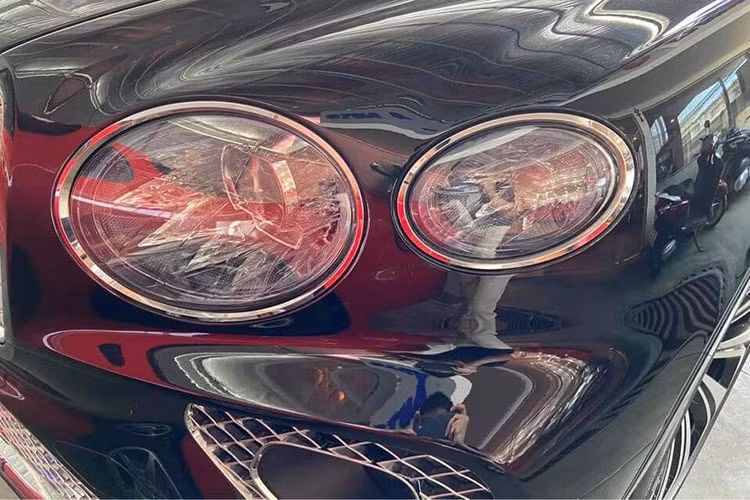 Chiếc Bentley Bentayga V8 First Edition này có biển số liên quan đến năm sinh của thiếu gia Đỗ Vinh Quang, 2/3 thân xe được sơn màu đỏ sẫm cá tính và đã làm nên thương hiệu cho Bentley Bentayga bản nâng cấp mới nhất. 1/3 còn lại được sơn màu đen để tạo ra cho xe bộ áo 2 tông màu rất đẳng cấp và khác biệt so với những chiếc Bentley Bentayga khác.