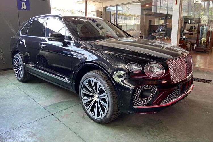 Những hình ảnh về chiếc xe SUV siêu sang Bentley Bentayga V8 First Edition mang biển số 30H-XXX.95 của gia đình bầu Hiển rất hiếm trên mạng xã hội nhưng cũng đủ cho thấy được sự chịu chơi của ông bầu bóng đá này cùng 2 cậu con trai. Gần đây, cậu con trai thứ của bầu Hiển còn dính vào tin đồn đang hẹn hò với Hoa hậu Đỗ Mỹ Linh.