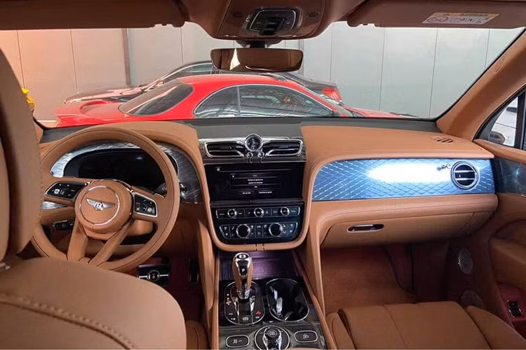 Nội thất vốn được đánh giá cao của Bentayga cũng đã được sửa đổi đáng kể theo mô hình mới nhất. Trong số những thay đổi chính có vô-lăng và trung tâm điều khiển, trang trí cửa mới và ghế hoàn toàn mới – hiện có sẵn hệ thống thông gió ở phía sau với cấu hình xe có cabin năm chỗ. Hành khách ngồi phía sau cũng được tận hưởng không gian rộng rãi hơn đáng kể, với khoảng để chân tăng lên đến 100mm tùy theo cấu hình.
