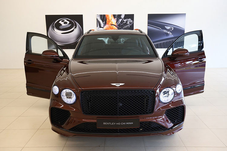 Giá xe Bentley Bentayga V8 thế hệ mới từ 18 tỷ đồng, nhưng chiếc xe thuộc sở hữu của gia đình bầu Hiển thuộc bản Bentley Bentayga V8 First Edition nên mức giá có thể trên 21 tỷ đồng đã bao gồm các tùy chọn đi kèm cho xe nhưng chưa tính chi phí lăn bánh.
