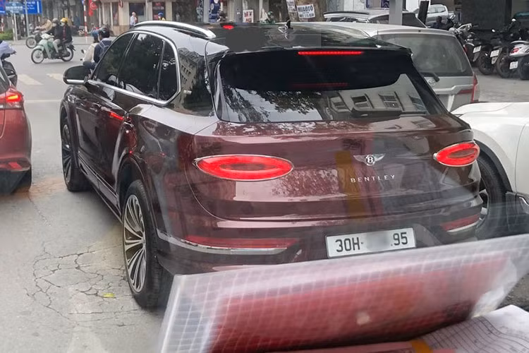 Chiếc SUV siêu sang Bentley Bentayga V8 First Edition đời mới xuất hiện tại Hà Nội với ngoại thất 2 tông màu là đỏ đậm và đen đã thu hút sự chú ý của người đi đường. Chủ nhân của chiếc xe này được cho là gia đình bầu Hiển, thậm chí 2 con số cuối của biển số xe còn thể hiện năm sinh của cậu con trai Đỗ Vinh Quang - Chủ tịch CLB Bóng đá Hà Nội. 