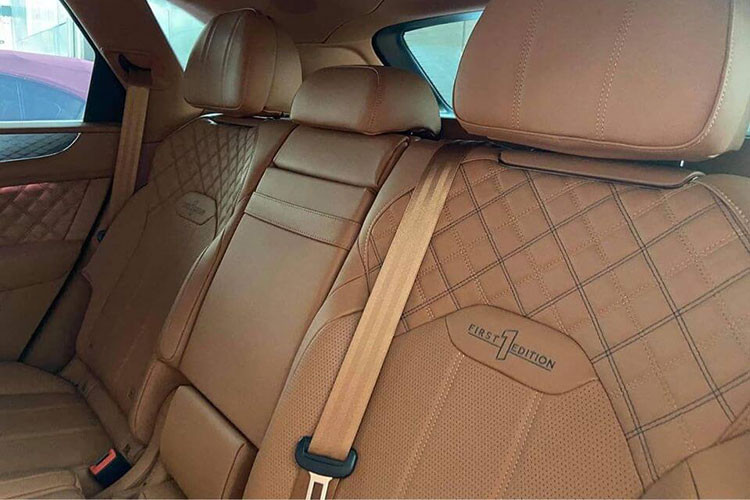 Hệ thống thông tin giải trí thế hệ tiếp theo được tích hợp liền mạch vào thiết kế bảng điều khiển kiểu “đôi cánh” được làm thủ công của Bentley và có màn hình hiển thị 10,9 inch với đồ họa tràn cạnh. Apple CarPlay không dây lần đầu tiên là tiêu chuẩn, cùng với hệ thống có dây hiện có, và hệ thống Android Auto (phụ thuộc vào tùy thị trường).