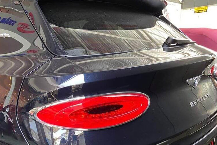 Chưa hết, chiếc SUV siêu sang Bentley Bentayga V8 First Edition này còn có nhiều chi tiết mạ crôm ở ngoại thất tạo điểm nhấn và cuối cùng là bộ mâm đa chấu kép được đánh bóng rất ấn tượng. Diện mạo chiếc Bentley Bentayga V8 First Edition này còn có thêm logo First Edition cùng con số 1 nằm chính giữa xuất hiện ở bên hông xe.