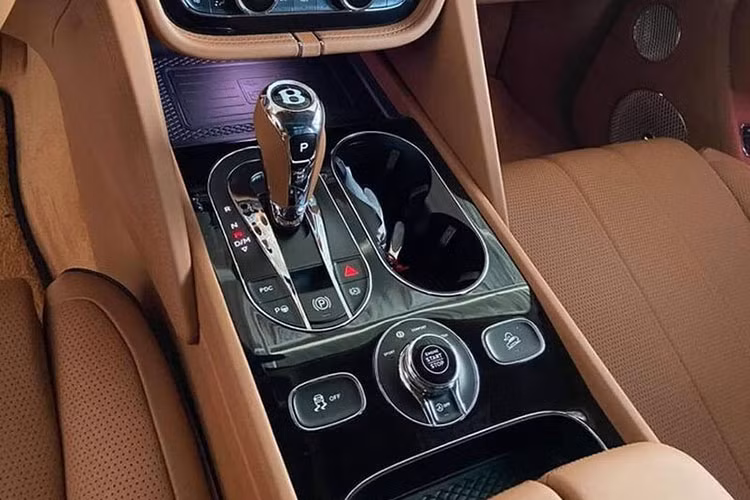 Phiên bản xe SUV siêu sang Bentley Bentayga V8 First Edition của gia đình bầu Hiển được trang bị động cơ xăng V8, tăng áp kép, dung tích 4.0 lít, sản sinh ra công suất tối đa 542 mã lực và mô-men xoắn cực đại lên đến 770 Nm.
