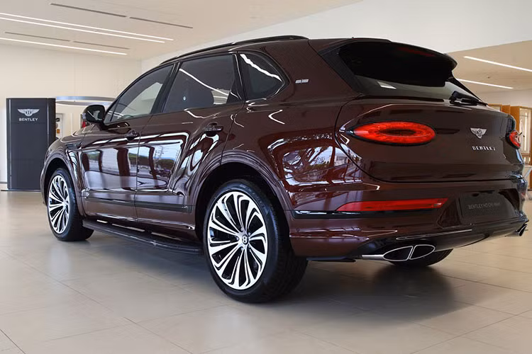 Sức mạnh của khối động vơ V8 đã giúp cho mẫu SUV siêu sang Bentley Bentayga V8 phiên bản First Edition mới được gia đình bầu Hiển mua về chỉ mất thời gian 4,5 giây để tăng tốc từ vị trí xuất phát lên 100 km/h trước khi đạt vận tốc tối đa 290 km/h.