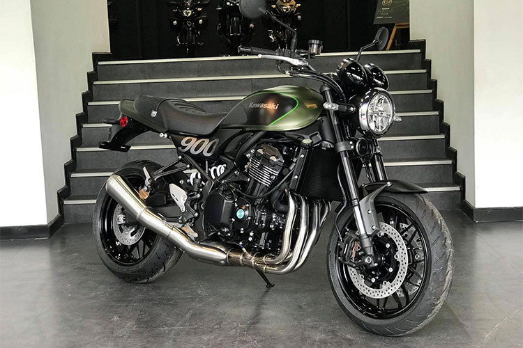 Cuối tháng 10/2017 vừa qua tại triển lãm Tokyo Motor Show 2017, hãng xe máy Kawasaki đã "trình làng" mẫu xe môtô Kawasaki Z900RS hoàn toàn mới được lấy cảm hứng từ dòng Z1 đình đám thập niên 70. Mới đây, mẫu xe mới này đã chính thức góp mặt tại thị trường Việt Nam để chinh phục khách hàng đam mê dòng xe hoài cổ.