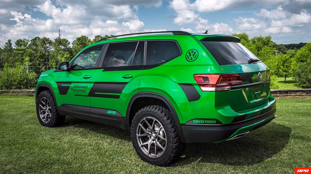 Công việc nâng cấp cỗ máy lên hiệu suất cao bắt đầu với động cơ tăng áp 2,0 lít được APR độ lại, bao gồm bộ tăng áp từ Golf R, hệ thống đường dẫn turbo đã được sửa đổi, ống xả cat-back cũng được tinh chỉnh, chiếc xe còn sử dụng nhiều chi tiết từ sợi carbon.